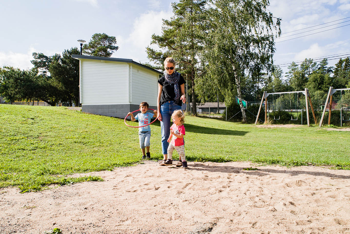 Perhe leikkii puistossa Korppoossa