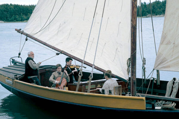 Ryhmä klassisen musiikin soittoa perinteisellä saaristoveneellä