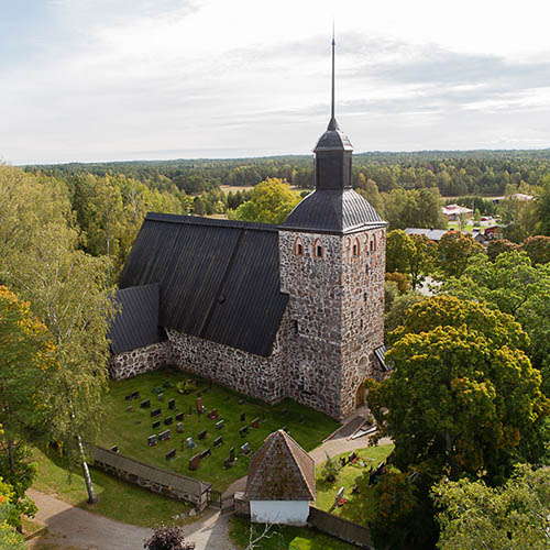 Drone näkymä Korppoon kirkosta puiden ympäröimänä