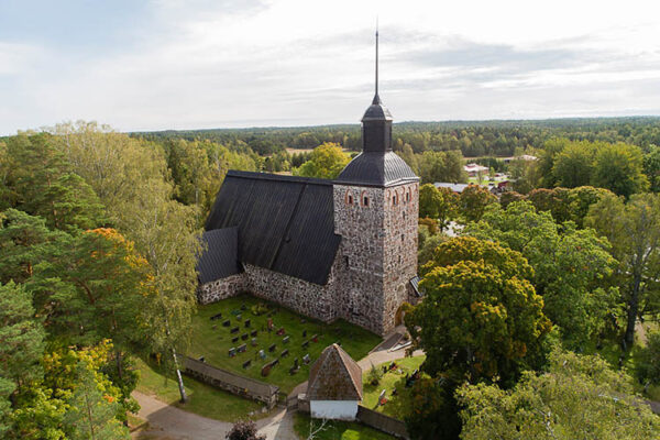 Drone näkymä Korppoon kirkosta puiden ympäröimänä