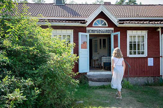 Nuori tyttö kävelee Korpo hembygdsmuseumiin