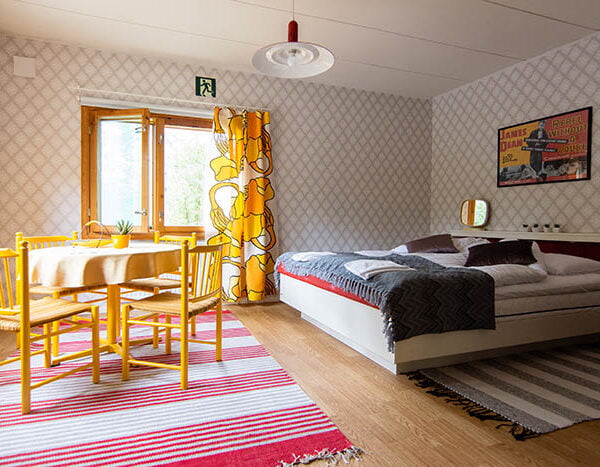 Värikäs huone Solvillan bed and breakfast -hotellissa Korppoossa