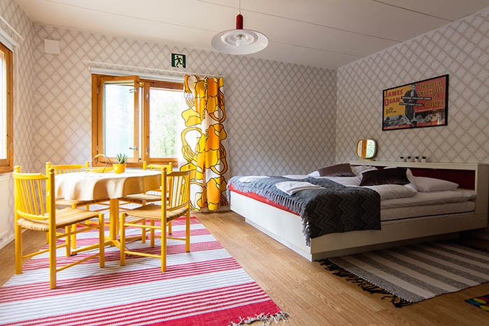 Värikäs huone Solvillan bed and breakfast -hotellissa Korppoossa