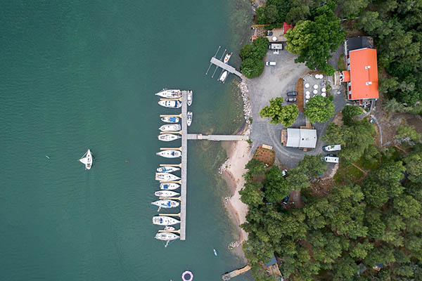 Rumarstrandin venesatama ja ravintola Korpossa Drone-näkymä
