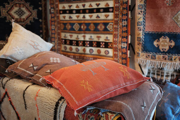 Morrocan rugs and pillows in Nomad Home Korpo