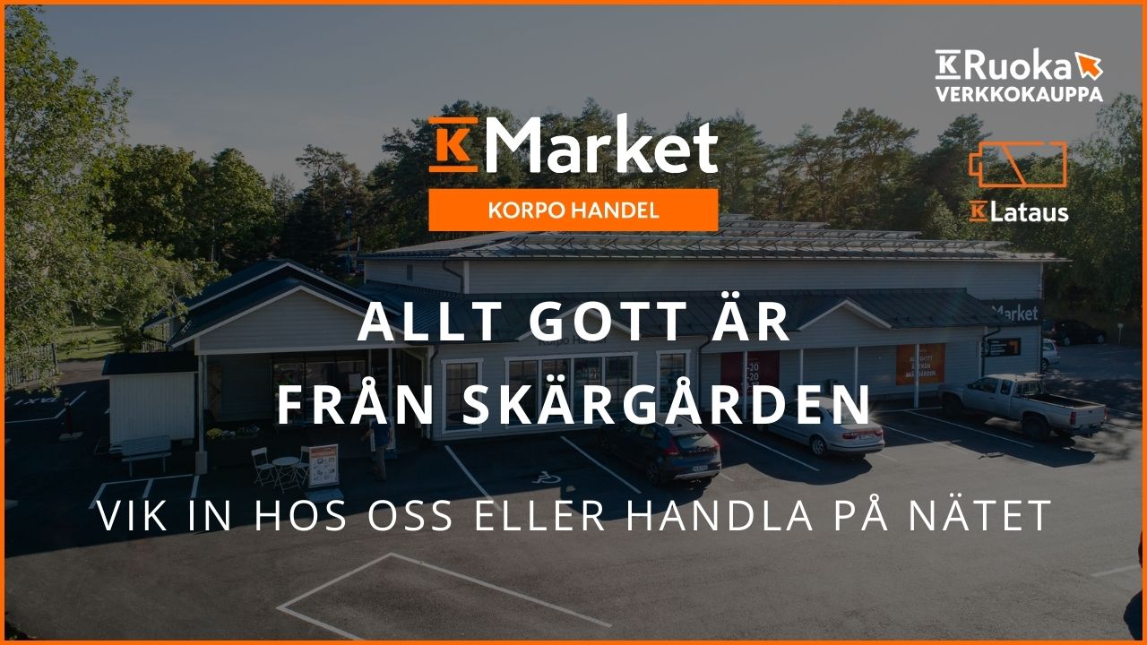 En K-Market-butik med skyltar på svenska och finska som uppmuntrar kunder att besöka butiken eller handla online. Träd och parkerade bilar syns i bakgrunden.