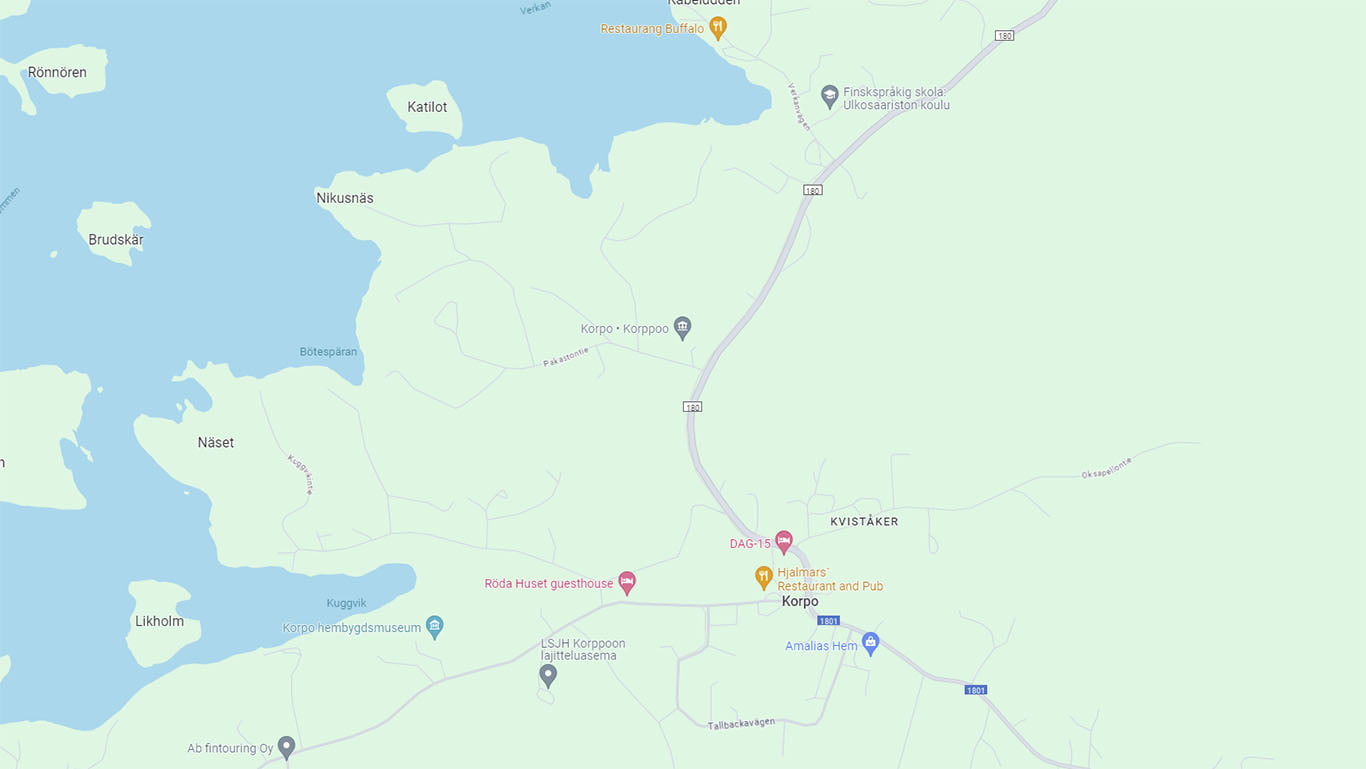 Kartta, jossa näkyy Korpoa ja Kivisakeria ympäröivä alue, jossa on paikallisia maamerkkejä, kuten Korpon B&B, Buffe-ravintola ja Hjalmars-ravintola ja pubi, sekä ympäröivät tiet ja vesistöt.