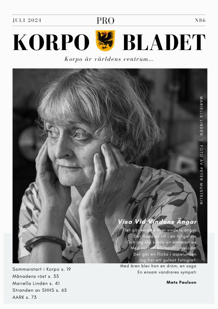 Svartvit bild av en omtänksam kvinna, hand i ansiktet, på omslaget till tidningen "Korpo Bladet", juli 2024. Rubriken lyder "Korpo är världens centrum...