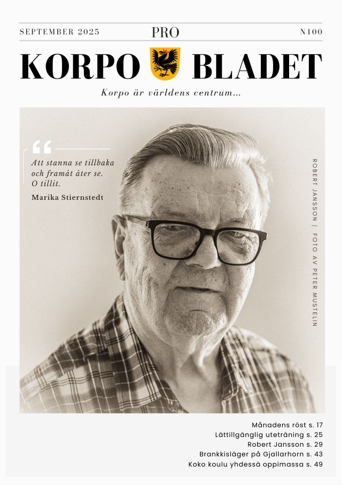 En äldre man med glasögon sitter inomhus och tittar in i kameran. Bilden förekommer på omslaget till en tidning som heter Korpo Bladet, daterad september 2025.