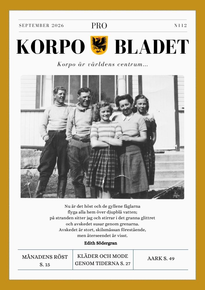 Omslaget till Korpo Bladet nummer 112, september 2026. På omslaget syns ett svartvitt foto med famljen Nyström vid trappan på Holstas gård i Galtby i Korpo.